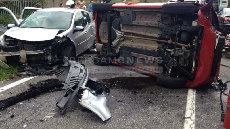 incidente parre auto ribaltata