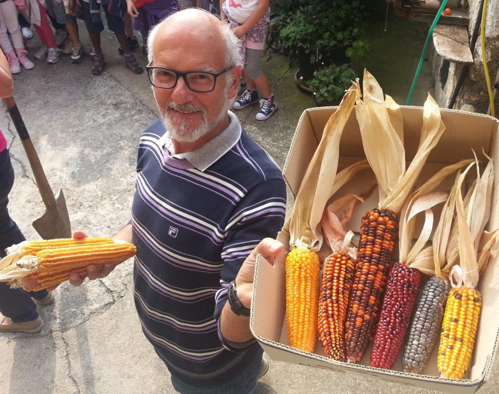 Angelo Savoldelli con alcune varietà di mais