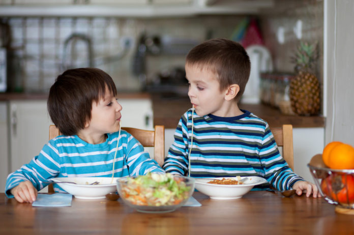 bambini salvano mamma soffocamento