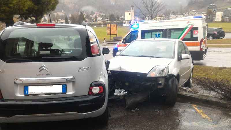 incidente clusone rotonda carabinieri