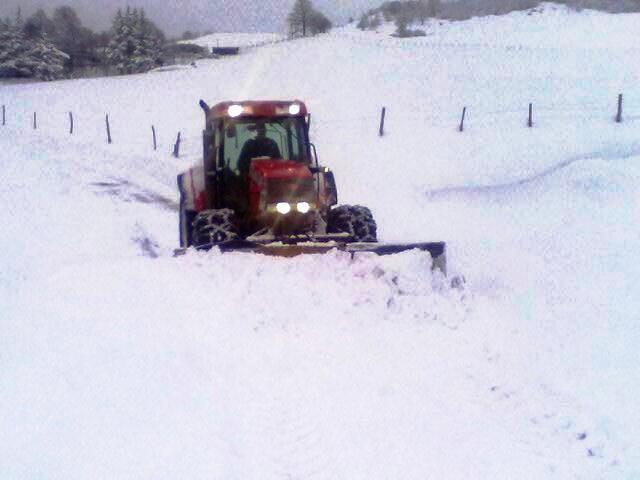 trattore contro la neve