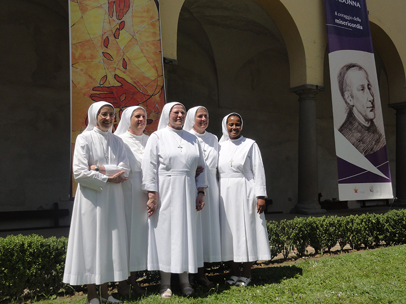Madre Raffaella Pedrini terza da sinistra con il nuovo Consiglio delle Orsoline di Gandino
