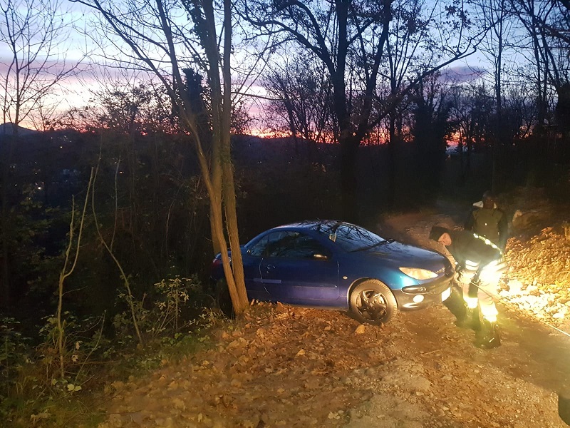 auto fuori strada ghiaccio