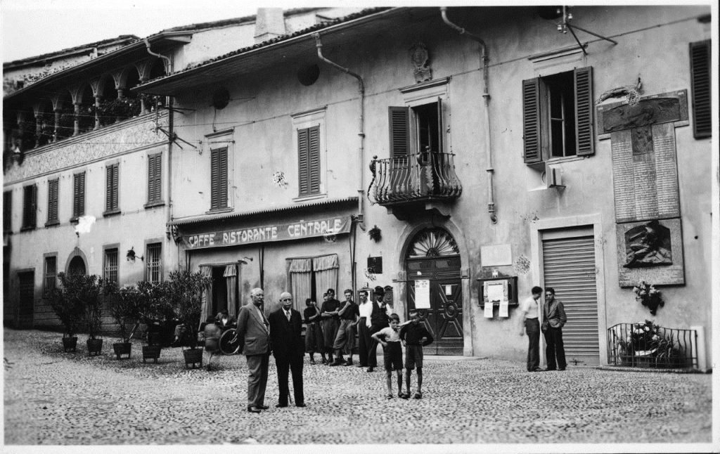 Gandino piazza Vittorio Veneto anni 30