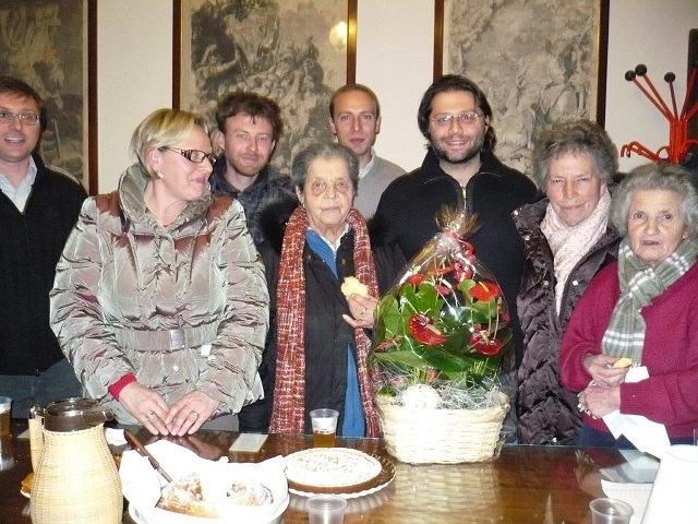 Andreina Lazzaroni al centro con la sciarpa in un incontro dellAzione Cattolica