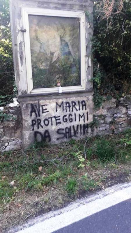 Scritta contro Salvini