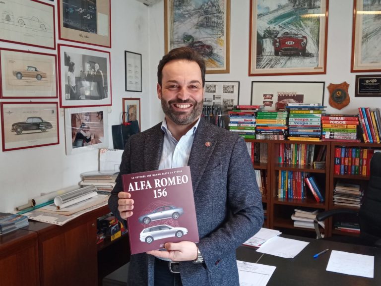 Foto con libro 1 Foto con libro 1