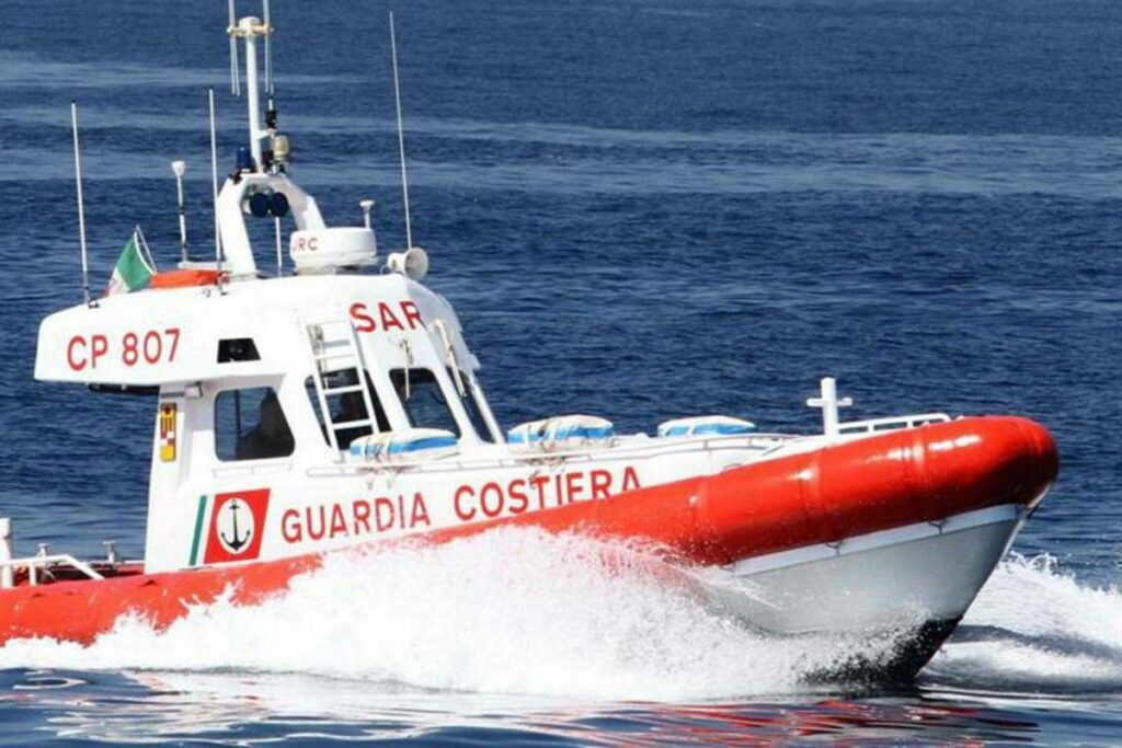 Migranti naufragio a largo di Lampedusa morta una donna. Ci sono dispersi Migranti naufragio a largo di Lampedusa morta una donna. Ci sono dispersi
