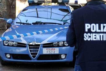 Bologna due uomini uccisi in casa con coltellate alla gola e alladdome e giallo Bologna due uomini uccisi in casa con coltellate alla gola e alladdome e giallo