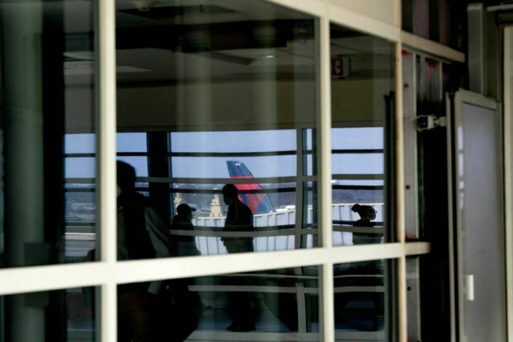 Bagaglio a mano incluso nel biglietto aereo la stretta Ue rischio rincari Bagaglio a mano incluso nel biglietto aereo la stretta Ue rischio rincari