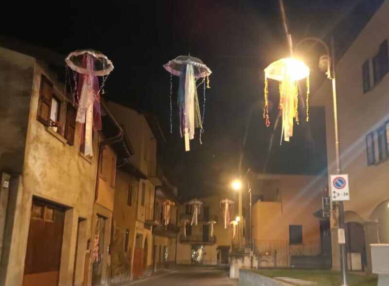 Carnevale in Val Gandino, a Cazzano una pioggia di meduse