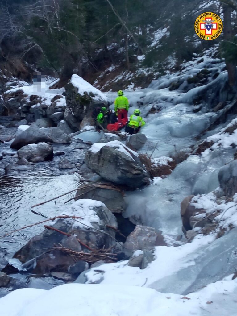 Escursionista soccorsa dopo caduta su ghiaccio