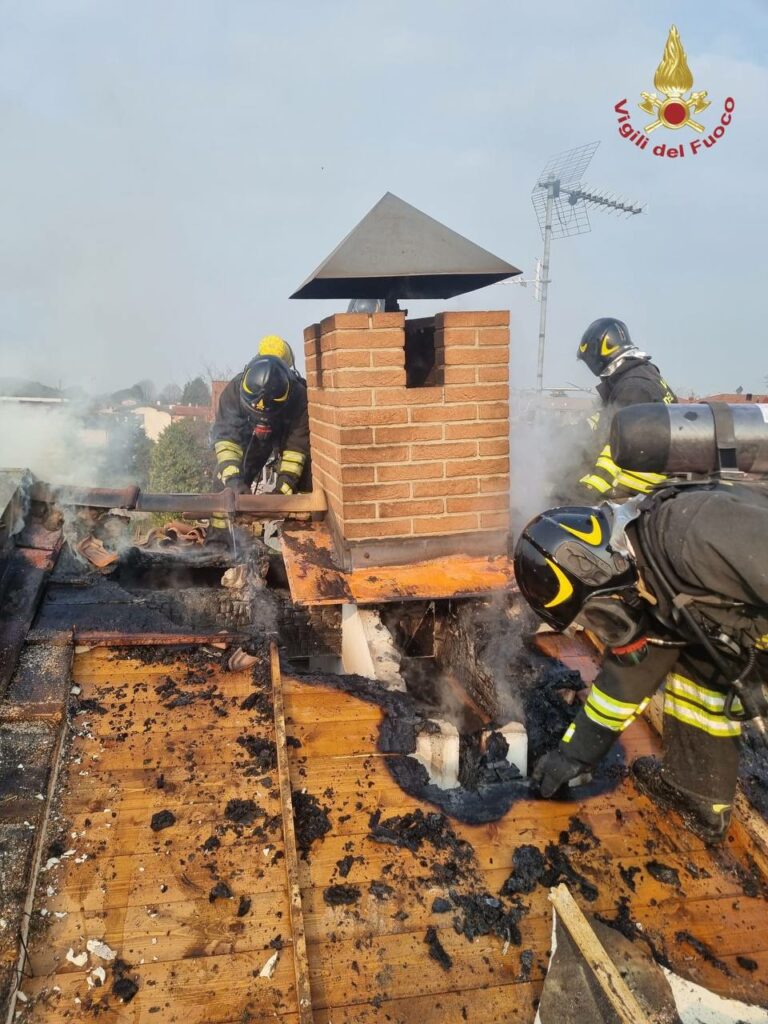 Incendio al tetto a Brignano Gera D'Adda, intervento dei Vigili del Fuoco