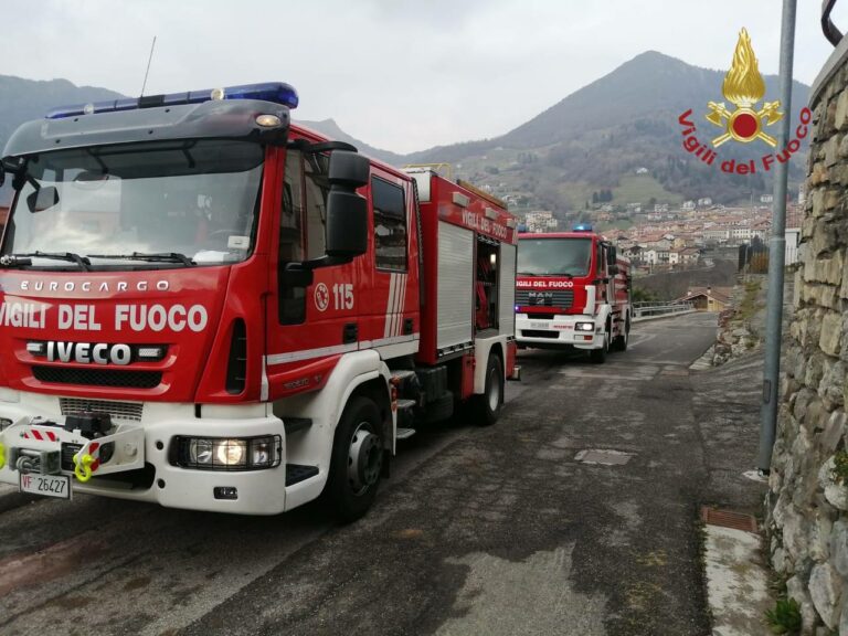 vigili del fuoco lovere Incendio distrugge tetto di un edificio a Zone: nessun ferito