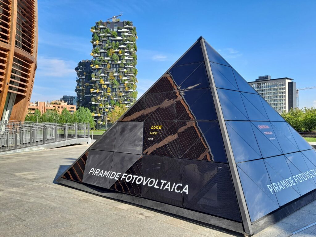 Una piramide “made in Bergamasca” tra i grattacieli di Milano