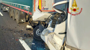 Incidente camion furgone in autostrada