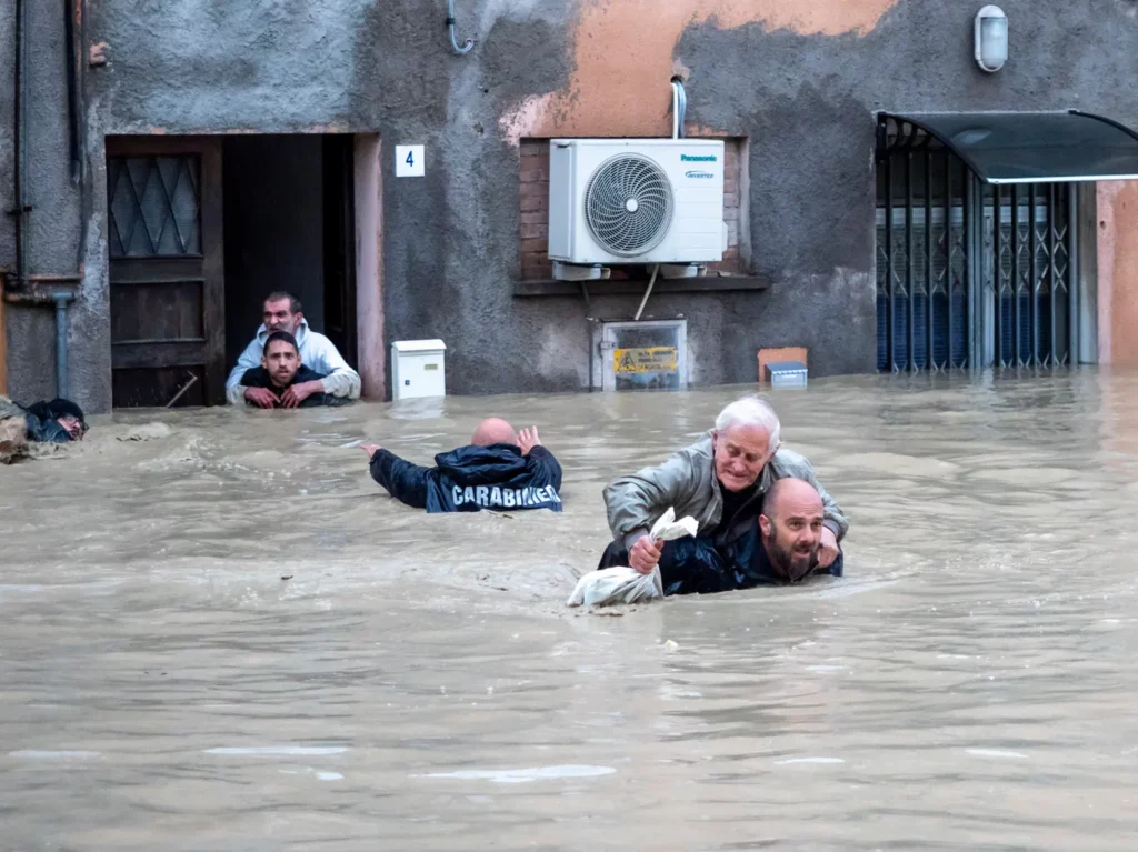 faenza ra 16 05 2023 alluvione carabinieri salvataggio a nuoto via torretta