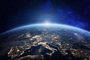 Cena gourmet con degustazione nello spazio il conto e di 120.000 euro a testa Cena gourmet con degustazione nello spazio il conto e di 120.000 euro a testa