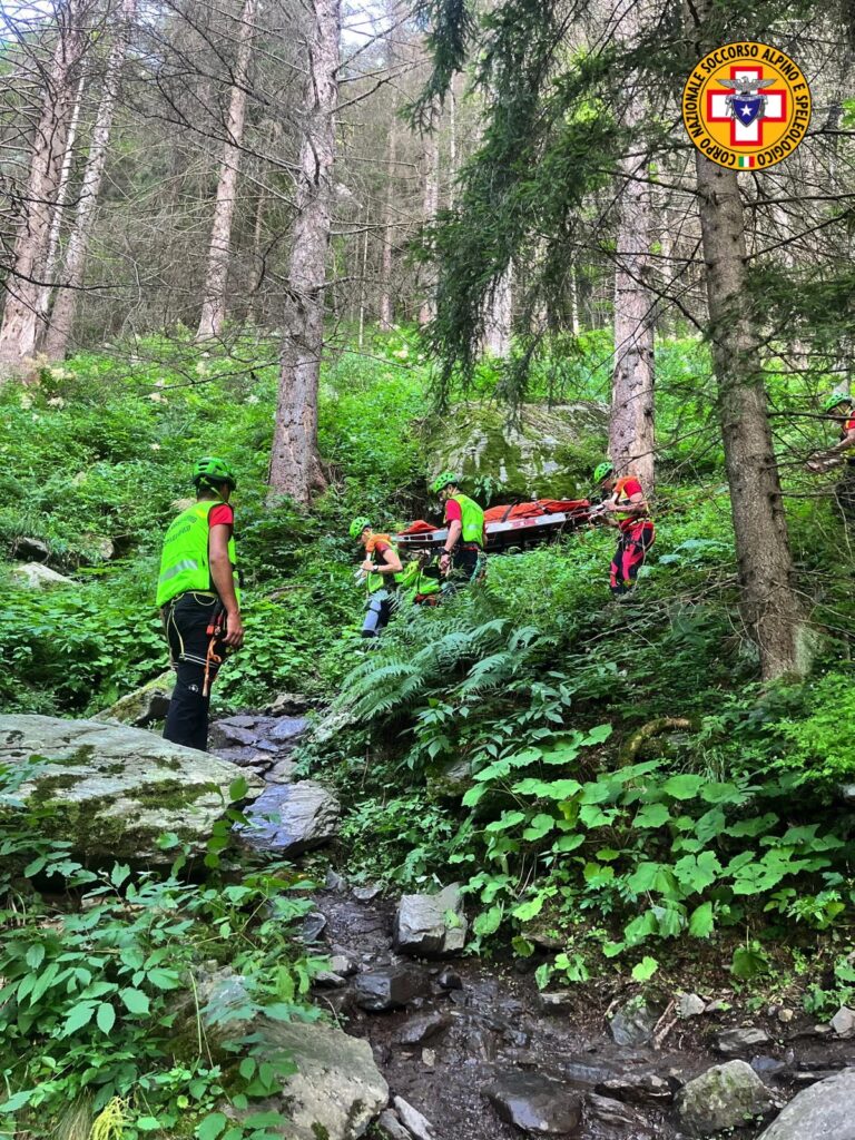 Soccorso alpino salva donna ferita ai Laghi Gemelli.