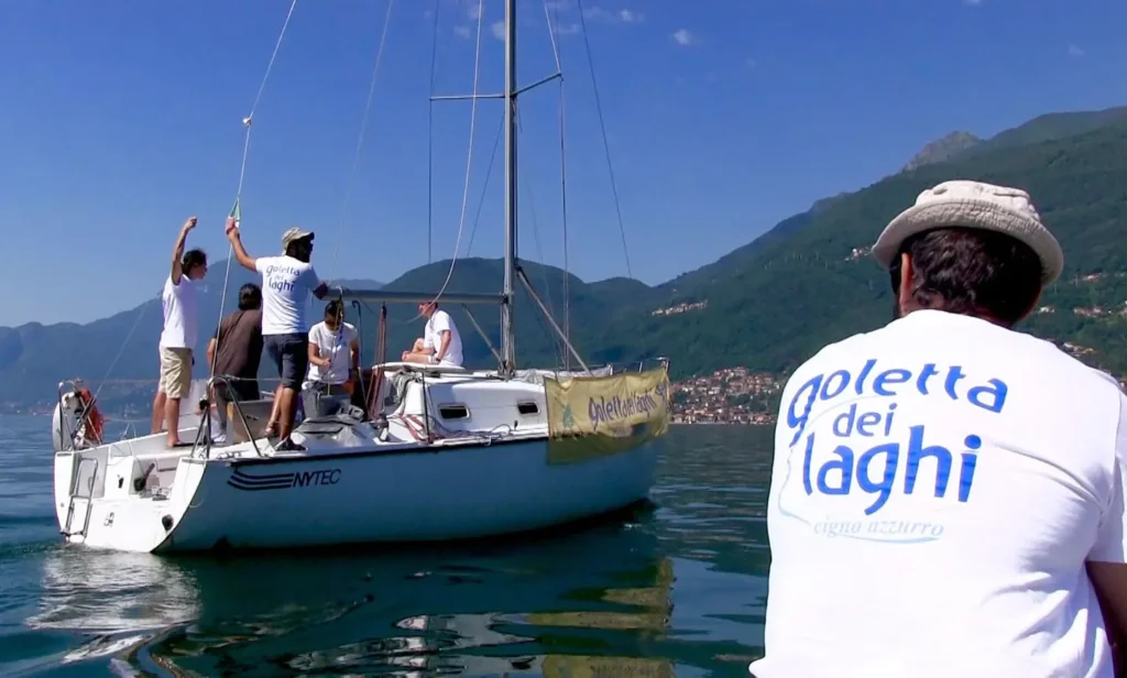 i ragazzi della goletta del laghi di legambiente al lavoro