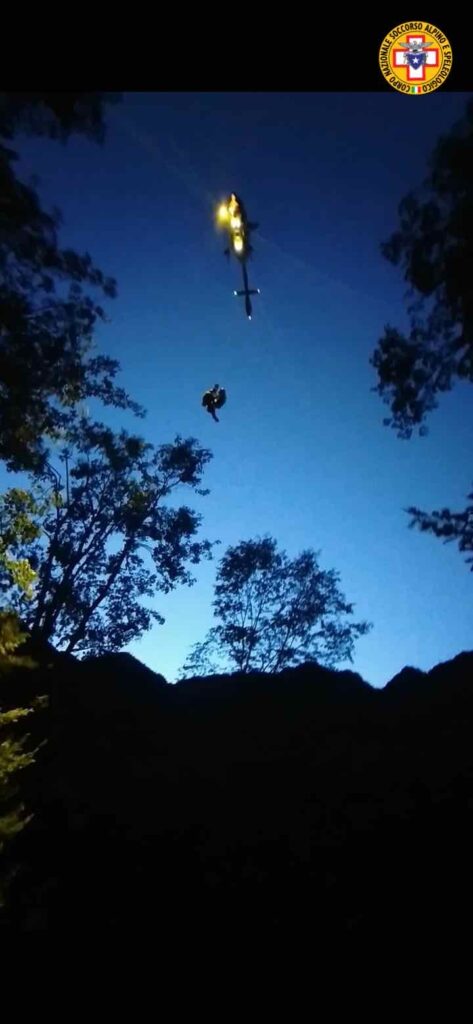 Soccorso alpino salva un uomo schiacciato da un albero