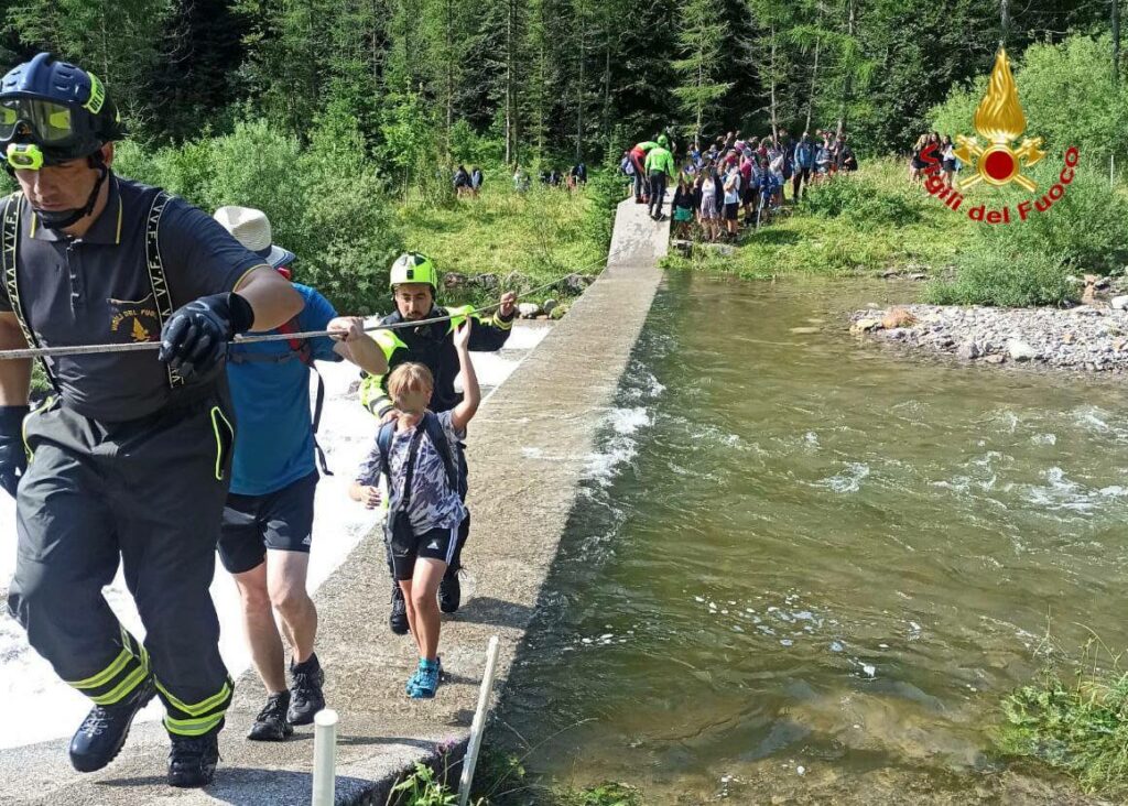 Salvataggio sicuro: 400 ragazzini bloccati in una baita montana