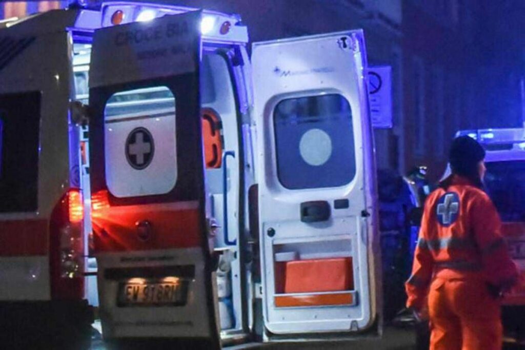 Roma uomo ferito da arma da taglio muore in strada indagini Roma uomo ferito da arma da taglio muore in strada indagini