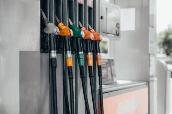 Carburanti prosegue aumento prezzo benzina e diesel quanto costa ora fare il pieno Carburanti prosegue aumento prezzo benzina e diesel quanto costa ora fare il pieno