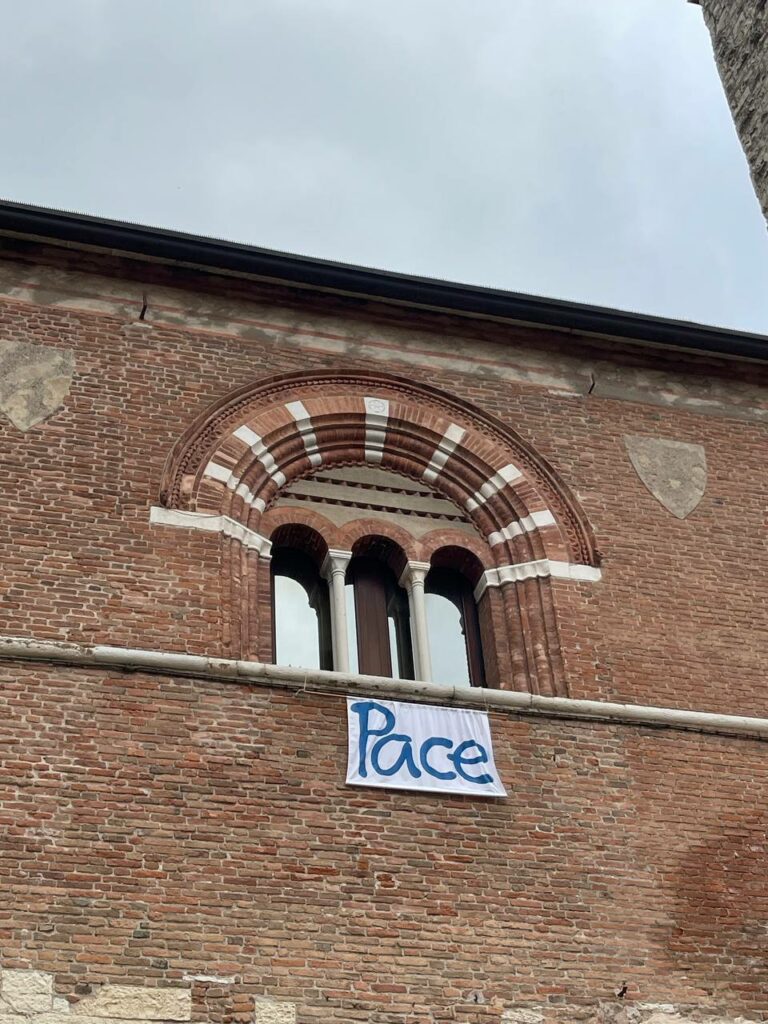 Striscione della Pace esposto sulla facciata in Piazza Duomo