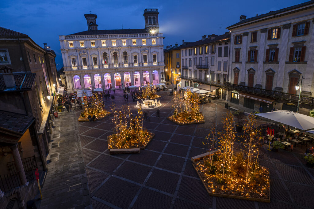 © Ph Giovanni Diffidenti – Illumina – Piazza Vecchia Bergamo Alta 2021 Originale
