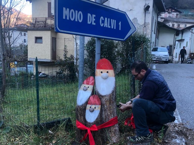 A Moio de’ Calvi i Babbi Natale colorano il paese