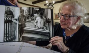 Gabriella Picinali, figlia di Quirino, mentre nel 2012 guarda la foto (scattata nel 1932 da Scheuermeier) con il padre, il fratello e la madre, allora incinta proprio di Gabriella