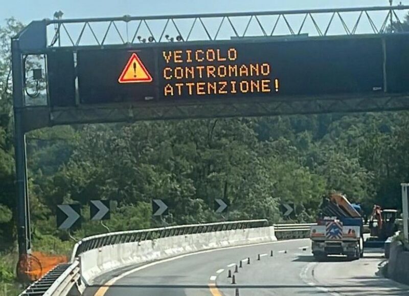 Pannello Autostrada auto contromano Lug2022 scaled