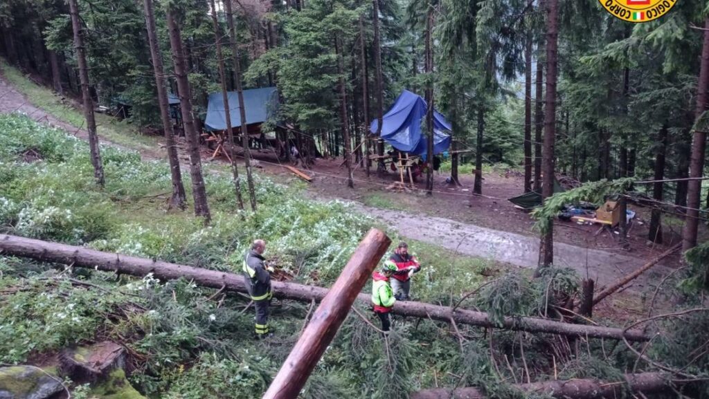 maltempo 16enne muore al campo scout travolta da albero foto soccorso alpino