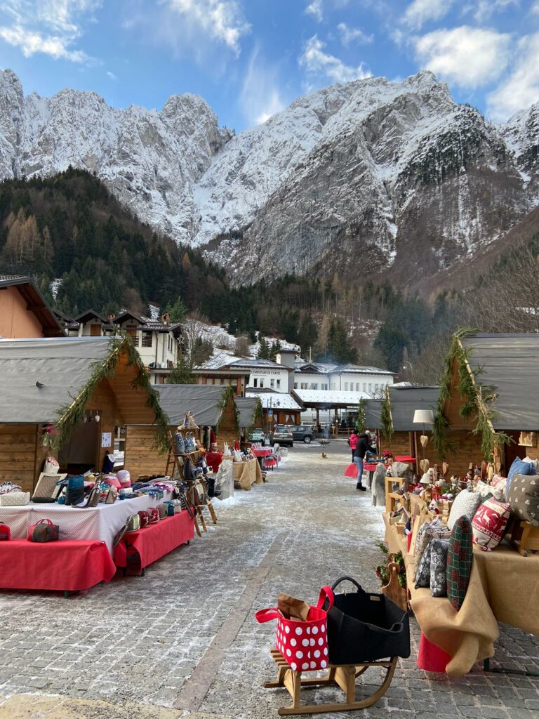 I MERCATINI E BABBO NATALE NEL VILLAGGIO DELLA PRO LOCO COLERE