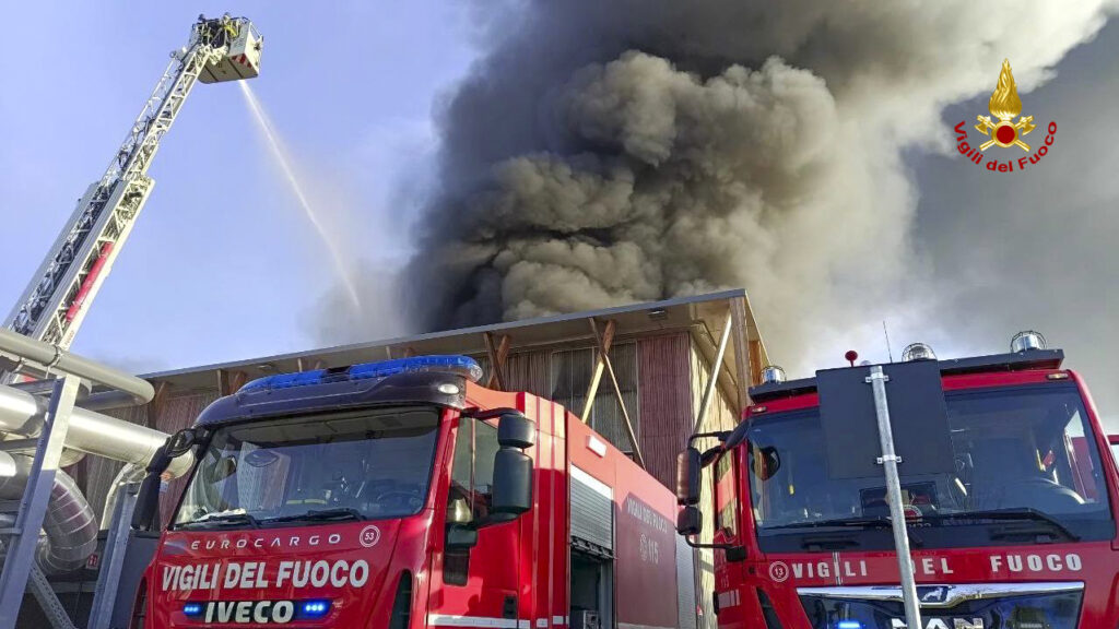 Incendio alla Planet Farms di Cavenago Brianza: fumo nero sull'A4, Vigili del Fuoco al lavoro