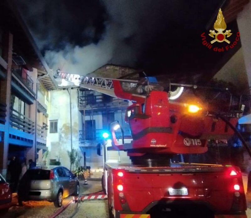 Incendio tetto, intervento dei Vigili del Fuoco