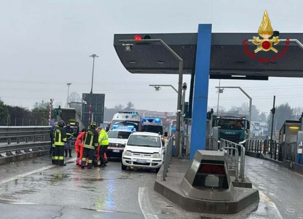 Incidente tra camion ed un'auto al casello autostradale