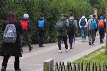 Scuola Valditara Stop ai cellulari in classe anche alle superiori Scuola Valditara Stop ai cellulari in classe anche alle superiori