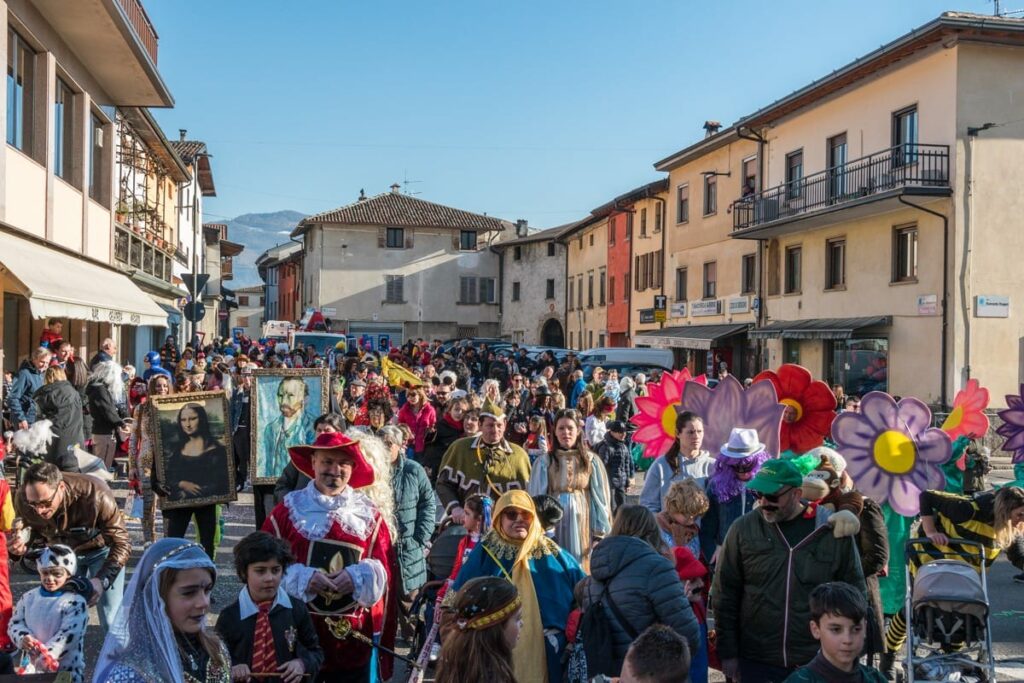 CASNIGO GIOCA D’ANTICIPO, DOMENICA 4 FEBBRAIO LA SFILATA DI CARNEVALE