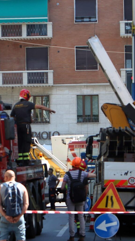 colpito dal cestello di una gru durante un trasloco a milano e