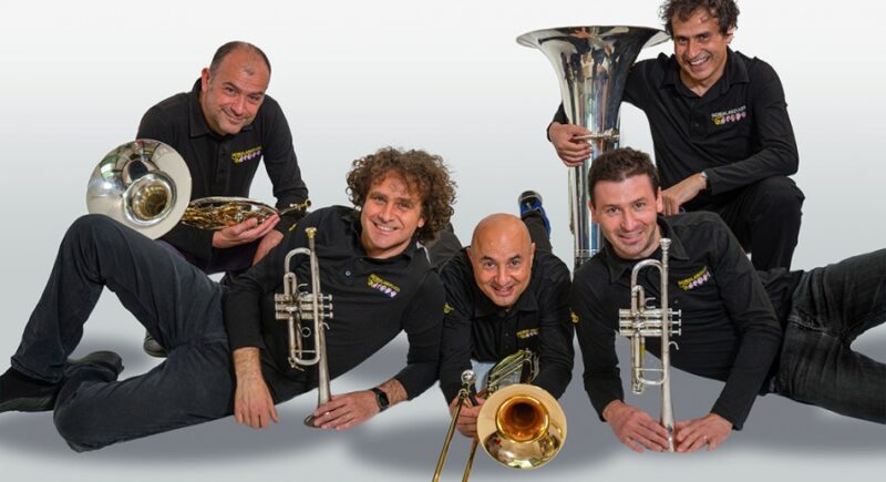 Grande musica a Vertova, il Gomalan Brass Quintet suona con la Banda