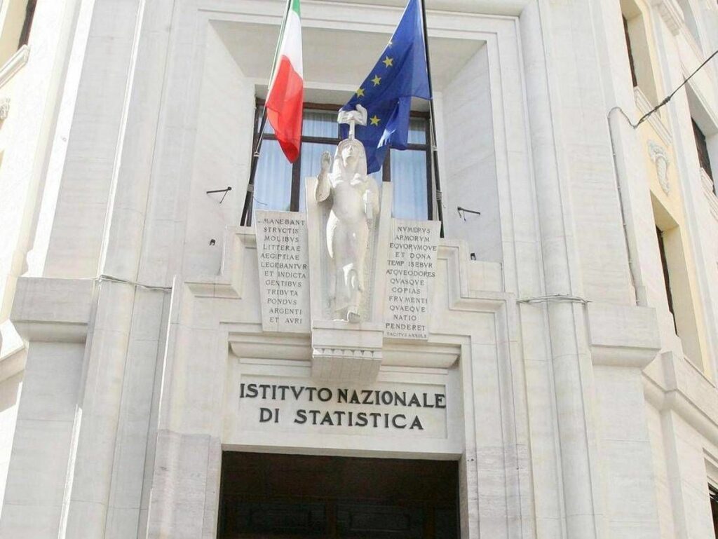 Istat la stima scende fiducia dei consumatori sale quella delle imprese Istat la stima scende fiducia dei consumatori sale quella delle imprese