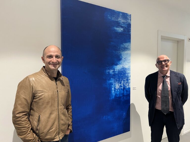 Manuel Bonfanti e Oscar Fusini con la tela In The middle of now-where, 2024, 108x180 cm,