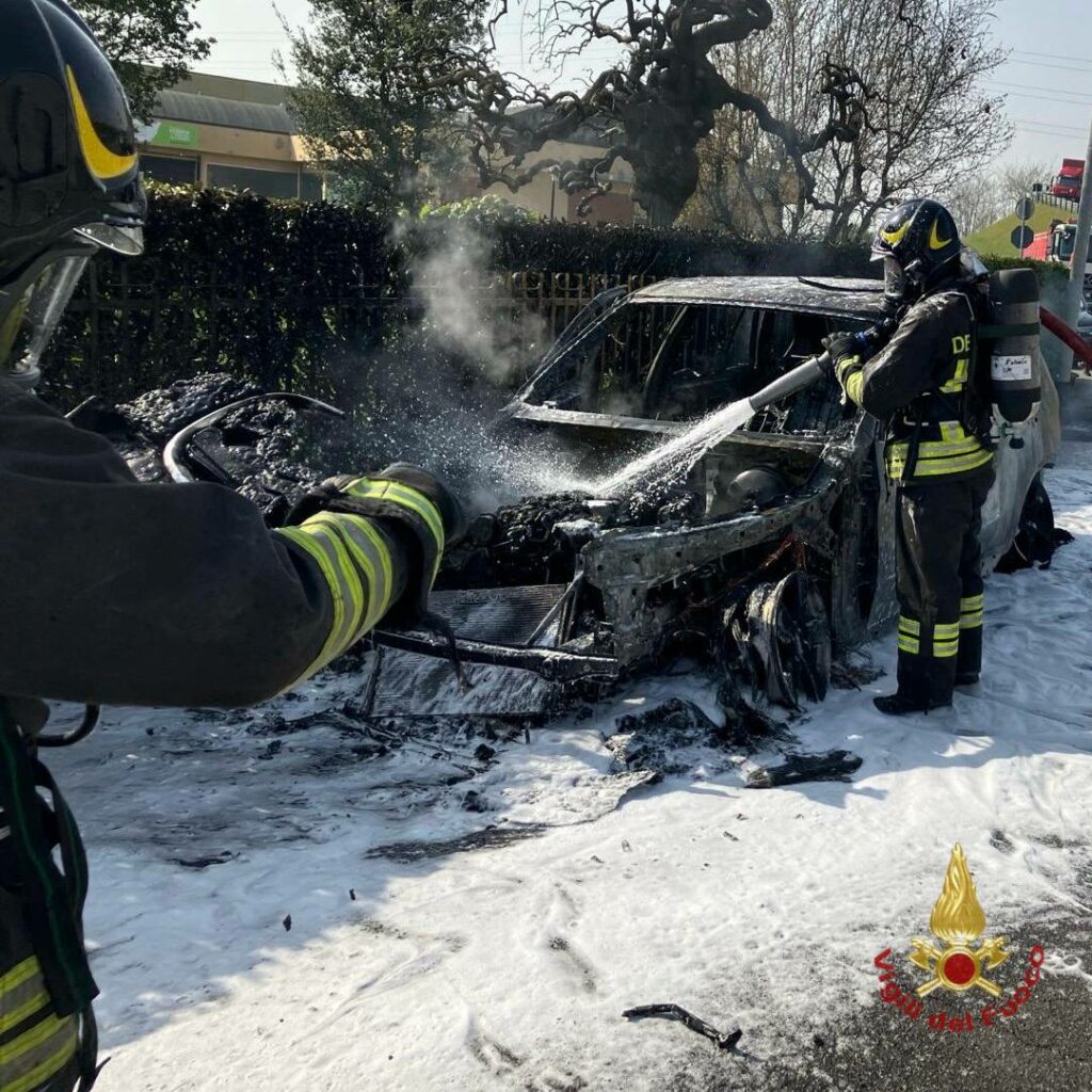 Incendio autovettura, intervento dei Vigili del Fuoco