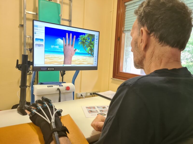 Riabilitazione robotica, un guanto aiuta a recuperare l’uso della mano