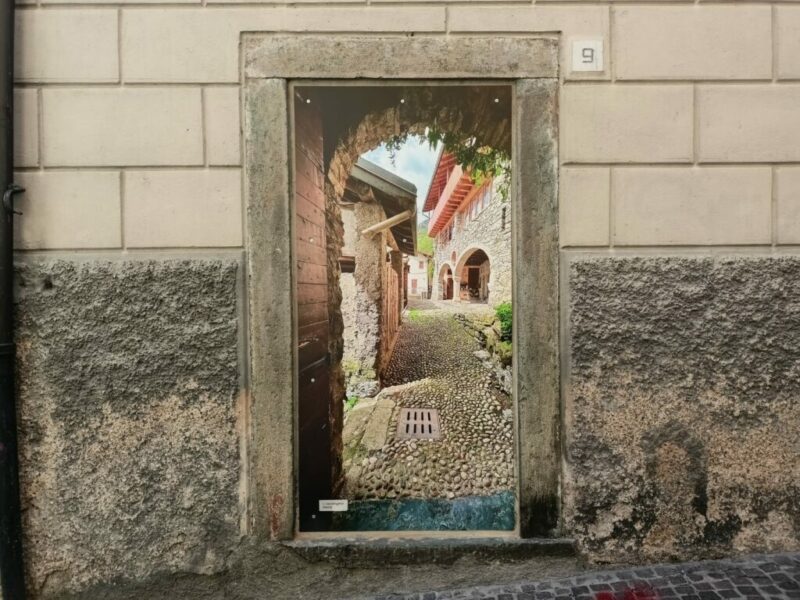 Una finestra su Ardesio: pannelli fotografici nelle vetrine dei negozi sfitti