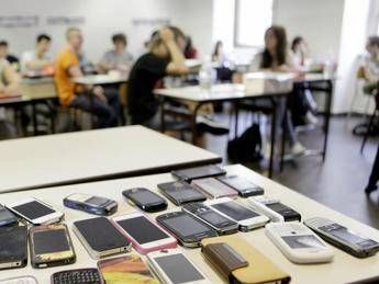 Scuola Valditara propone a Ue divieto cellulari in classe Scuola Valditara propone a Ue divieto cellulari in classe
