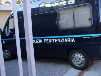 Aggressione a Casal del Marmo agente colpito con manico di scopa sotto locchio due detenuti saranno trasferiti Aggressione a Casal del Marmo agente colpito con manico di scopa sotto locchio due detenuti saranno trasferiti