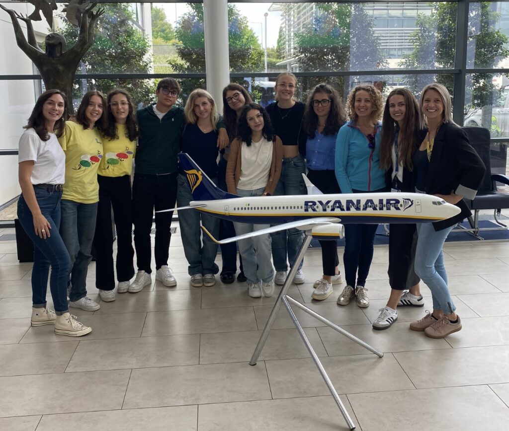 IL GRUPPO DELLE BORSE DI STUDIO SACBO-INTERCULTURA IN VISITA AL QUARTIER GENERALE RYANAIR A DUBLINO